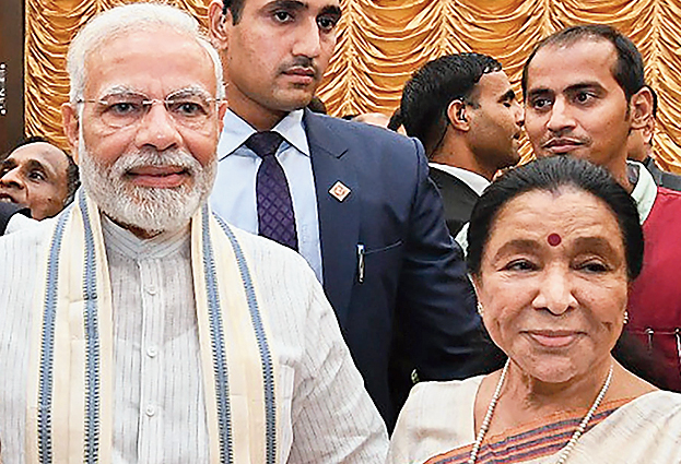 Modi with singer Asha Bhosle.