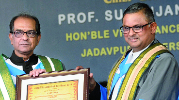 JU vice-chancellor Suranjan Das (left) receives the Nihil Ultra Award of Excellence from the principal of St Xavier’s College, Father Dominic Savio, on Wednesday. 
