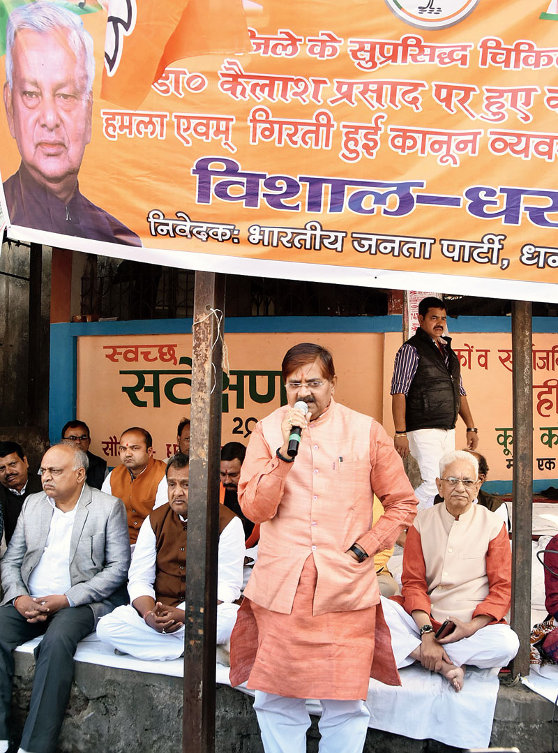 Raj Sinha addresses the dharna at Randhir Verma Chowk