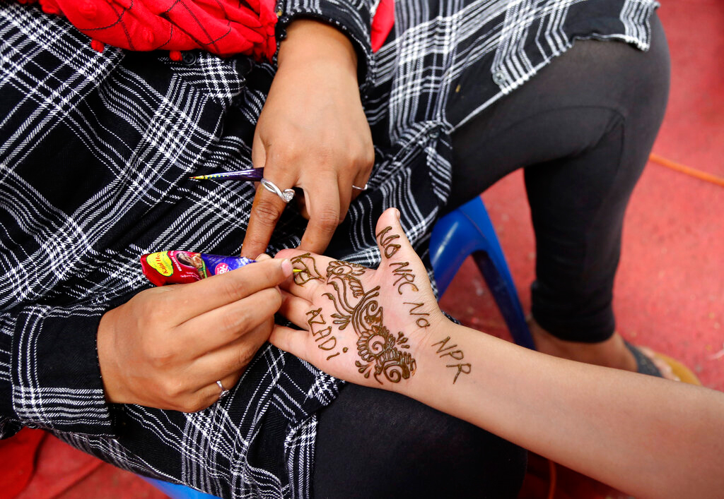 Competitions for voter awareness, hand written with mehndi - increase  steps, show vote power | प्रतियोगिता: मतदाता जागरूकता के लिए हुईं  प्रतियोगिताएं, मेहंदी से हाथ पर लिखा- बढ़ाएं ...