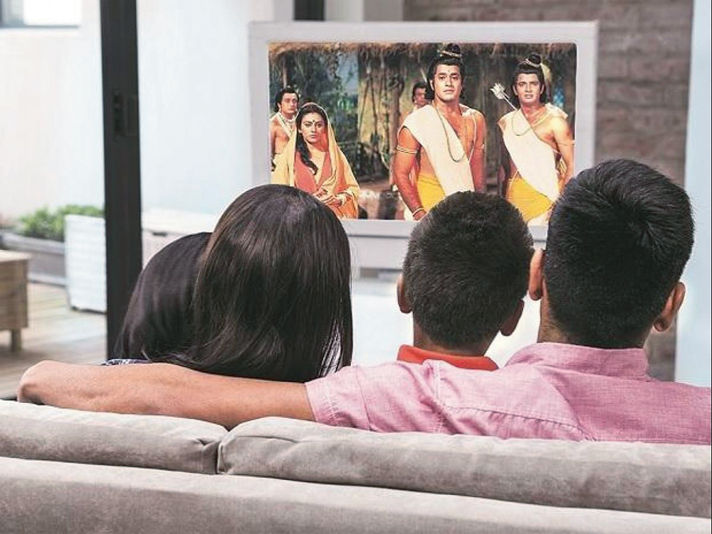 A family watches the Ramayan on television