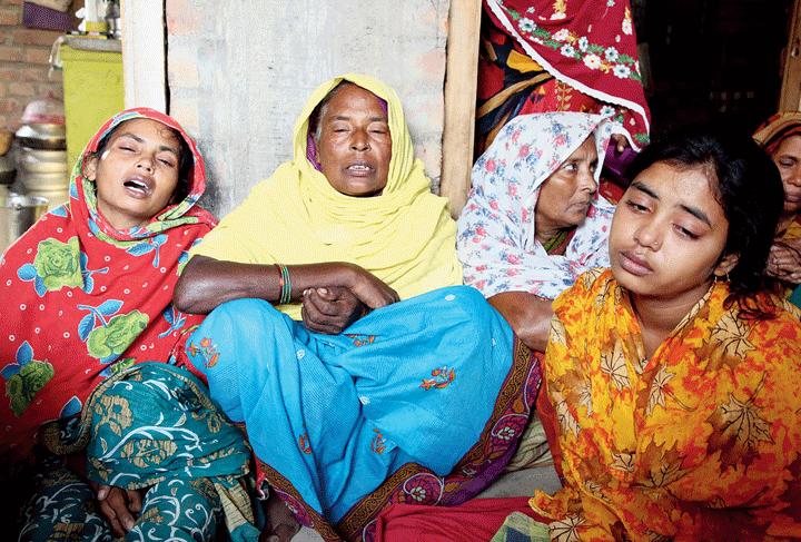 Family members of Mursalim mourn in Murshidabad’s Bahalnagar 