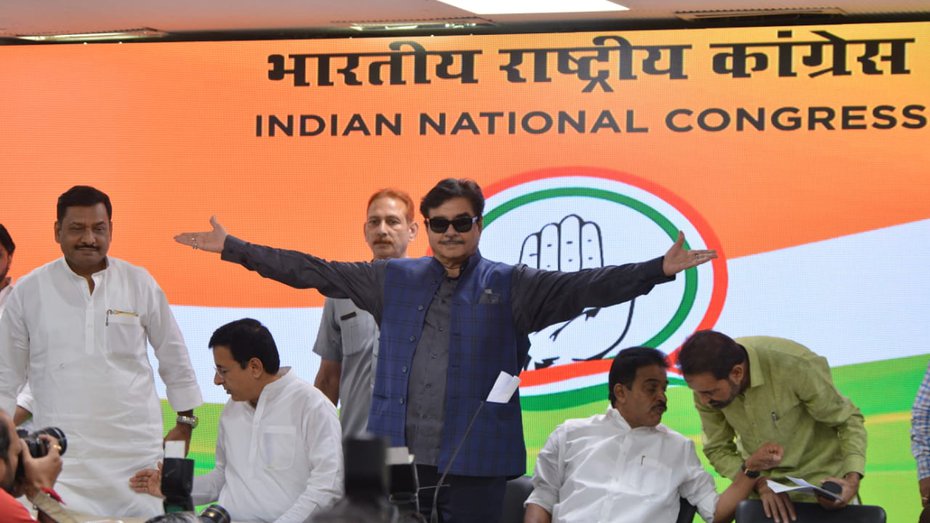Arms outstretched, former BJP MP Shatrughan Sinha joins Congress in New Delhi in the presence of party spokesperson Randeep Surjewala and Bihar state in-charge Shaktisinh Gohil.