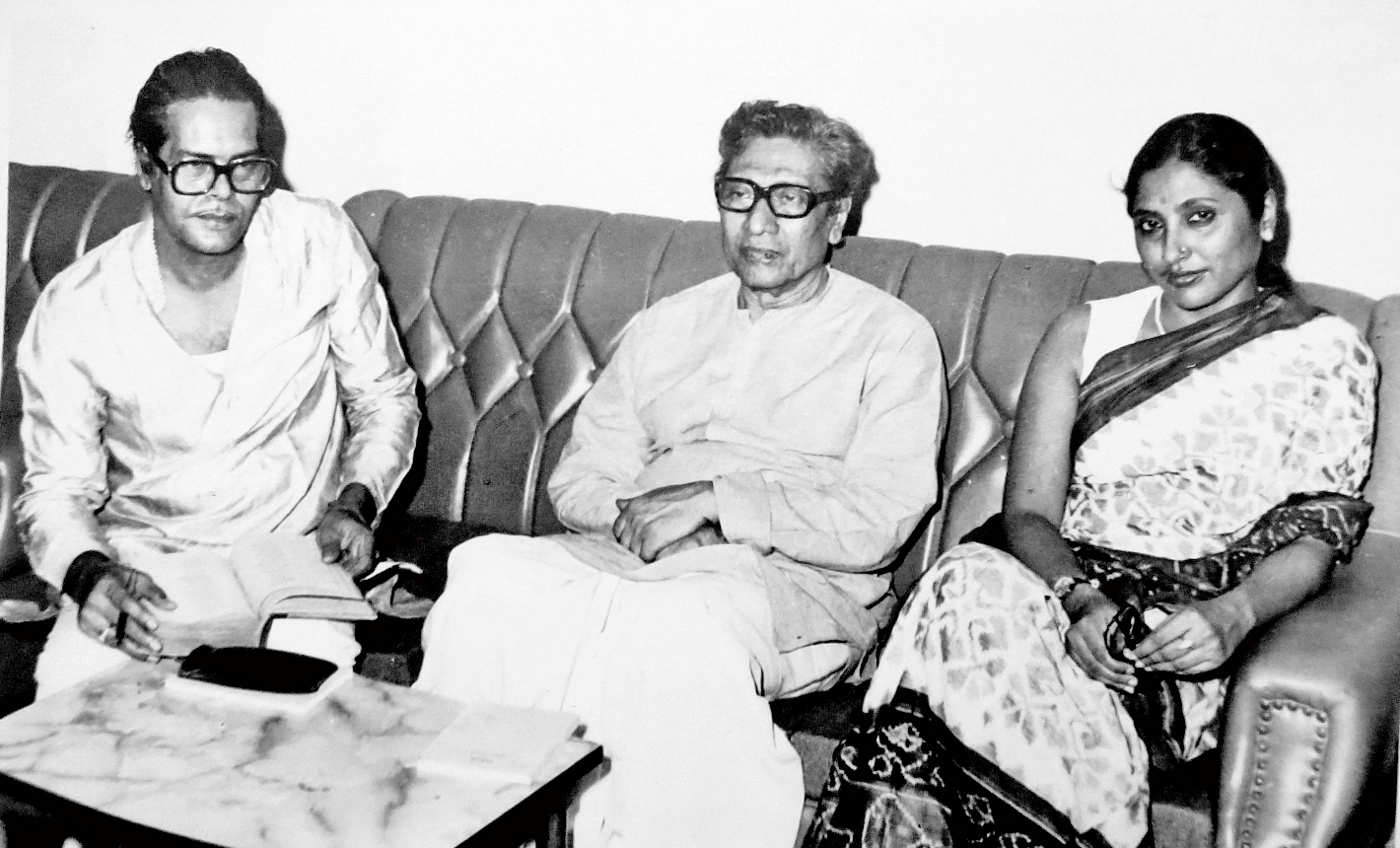 Ajit Mukhopadhyay (left) with Sambhu Mitra and daughter Saoli