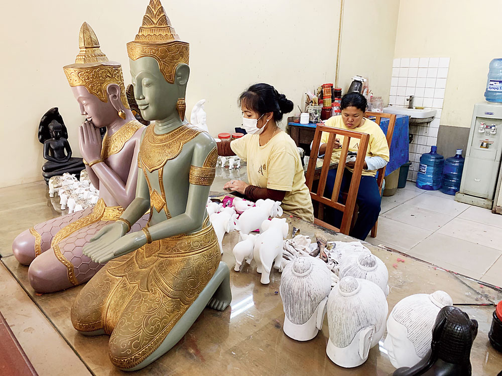 Artisans d’Angkor is a Cambodian company that was created at the end of the 1990s to help young rural people find work near their village.