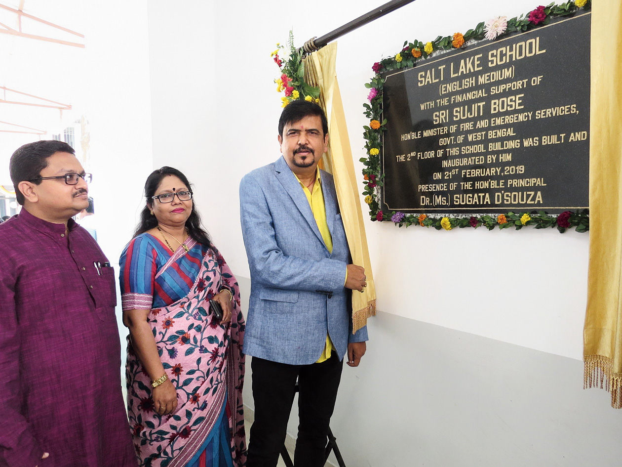Minister Sujit Bose, also an ex-officio member of the school’s governing  body, unveils the plaque to inaugurate the newly built second floor. With him are the principal Sugata D’Souza and the Bidhannagar Municipal Corporation’s mayoral council member in charge of education Rajesh Chirimar.
