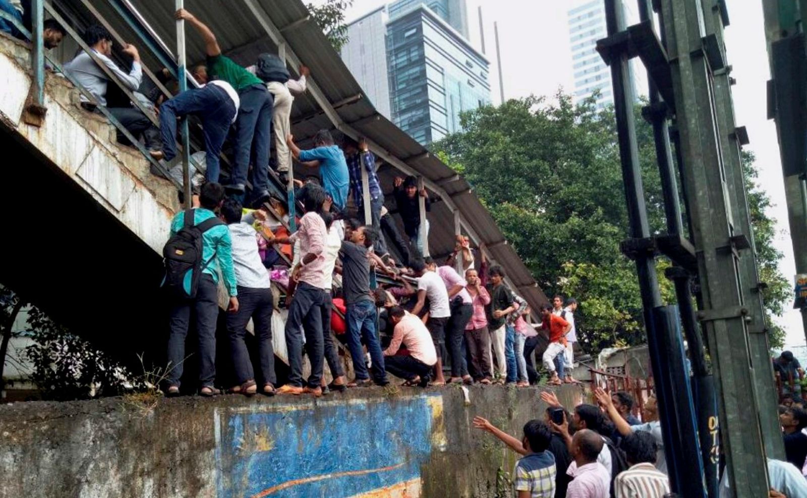 22 dead in stampede on footbridge in Mumbai suburban railway station